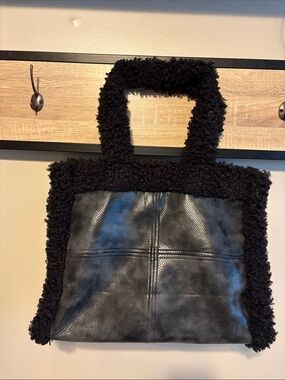 Jayley Collection Black Faux-Shearling Tote